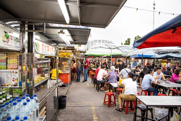 Penang, 7 Haziran 2019: Gurney Drive Hawker merkezi 'nde Insanlar yemek