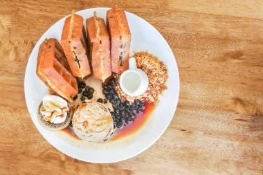 Dondurma ile Boba veya kabarcık inci waffle, trendy popüler tatlı