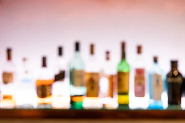 Visione prospettiva offuscata della persona ubriaca del bancone del pub bar — Foto Stock