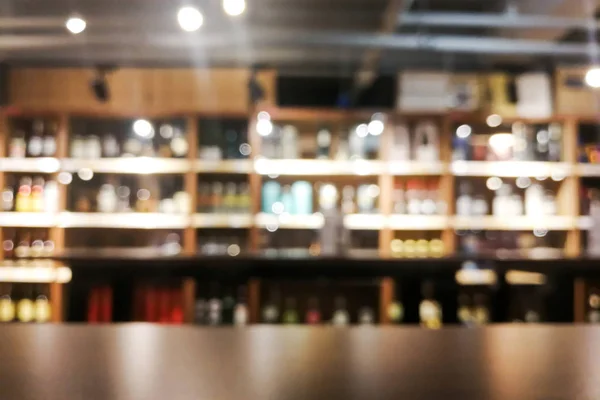 Desfoque de fundo da prateleira de vinho na loja de varejo — Fotografia de Stock