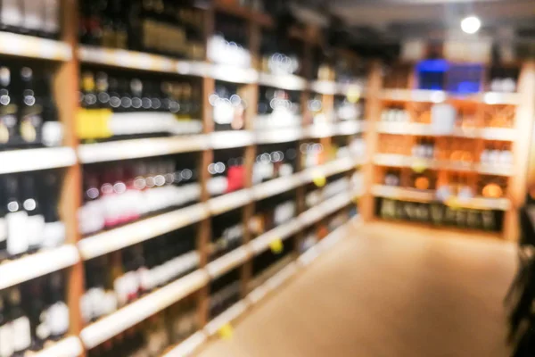 Background blur of wine shelf rack at retail store — Stock Photo, Image