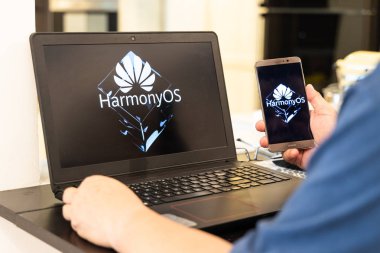 Kuala Lumpur, Malezya, 11 Ağustos 2019: Huawei yeni işletim sistemi Harmonyos'u resmen duyurdu. Bilgisayar ve akıllı telefon ekranında Harmonyos geliştiren geliştiricinin açıklayıcı.