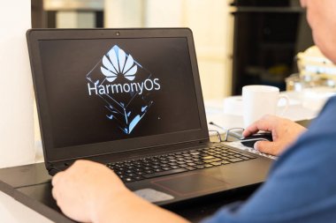 Kuala Lumpur, Malezya, 11 Ağustos 2019: Huawei yeni işletim sistemi Harmonyos'u resmen duyurdu. Bilgisayar ekranında Harmonyos geliştiren geliştiricinin açıklayıcı.