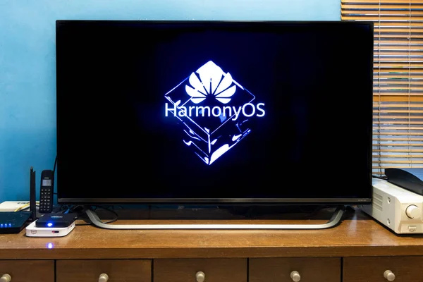 马来西亚吉隆坡,2019年8月11日:华为正式宣布其新操作系统,Harmonyos。电视荣誉智能屏幕上Harmonyos的插图视觉 — 图库照片