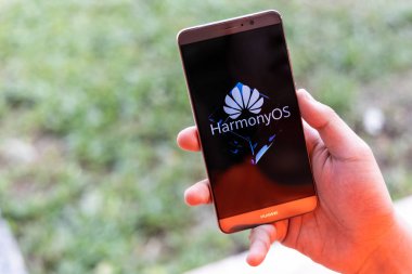 Kuala Lumpur, Malezya, 11 Ağustos 2019: Huawei yeni işletim sistemi Harmonyos'u resmen duyurdu. Ekranda Harmonyos ile Huawei akıllı telefon tutan kişinin açıklayıcı.
