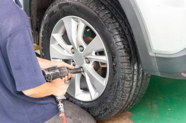 Direksiyon un sabitleme lastiğini arabaya kaldıran işçi 