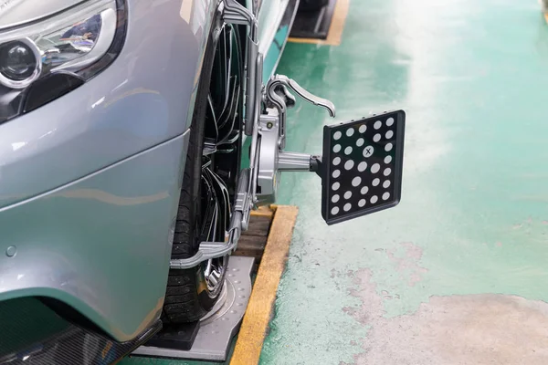 Primeros planos Abrazadera de rueda de coche con dispositivo de alineación de rueda para alineación —  Fotos de Stock