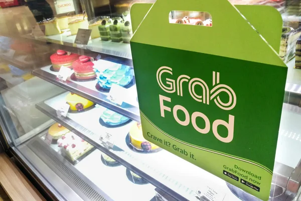 KUALA LUMPUR, MALAYSIA, 17 September 2019: Restoran outlet ritel yang menampilkan tanda tangan pedagang Grabfood. Grabfood adalah layanan pengiriman makanan dengan pertumbuhan tercepat di Asia . — Stok Foto