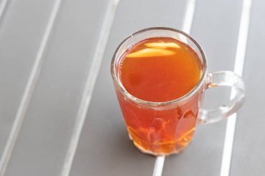 Zencefil dilimi ile Siyah çay veya Teh O Halia olarak bilinen