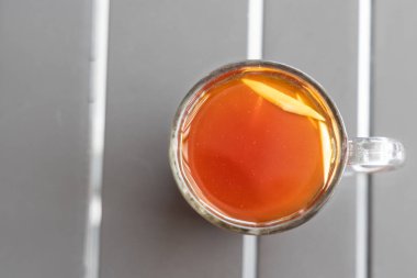 Zencefil dilimi ile Siyah çay veya Teh O Halia olarak bilinen