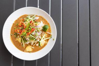 Laksa Johor, ulam ve sambal belacan ile popüler Malay erişte