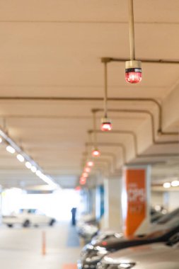 Işıklı akıllı otopark takip sistemi boş yer ini işaret eder