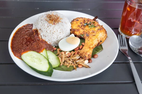 Kızarmış tavuk ve sambal ile Nasi lemak, Malezya popüler gıda — Stok fotoğraf