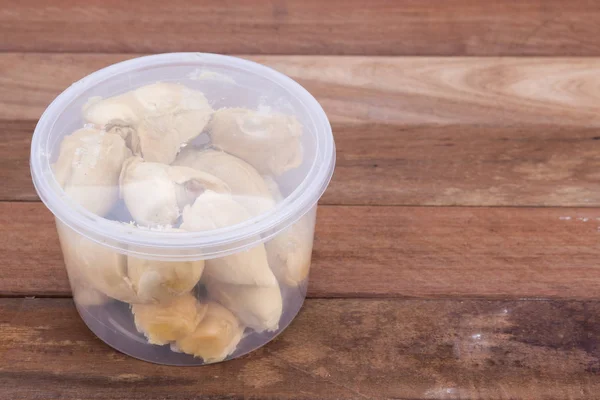 Daging Durian atau pulp dikemas ke dalam wadah untuk penyimpanan — Stok Foto