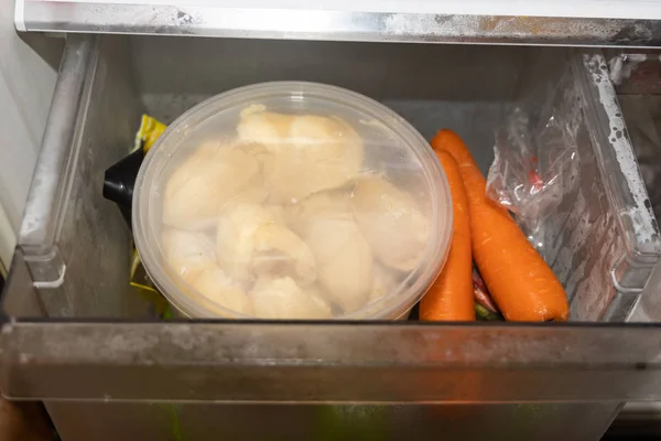 Carne ou polpa seca em recipiente para resfriar no refrigerador — Fotografia de Stock