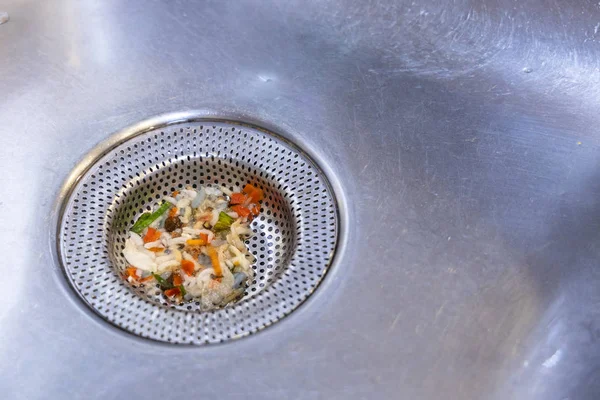 Filtro de residuos del fregadero de cocina residuos atrapados de fluir en el sistema de drenaje — Foto de Stock