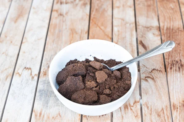 Café en polvo gastado en tazón. Bueno como fertilizante vegetal natural . — Foto de Stock