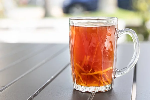 Chá preto com fatia de gengibre ou conhecido como Teh O Halia — Fotografia de Stock