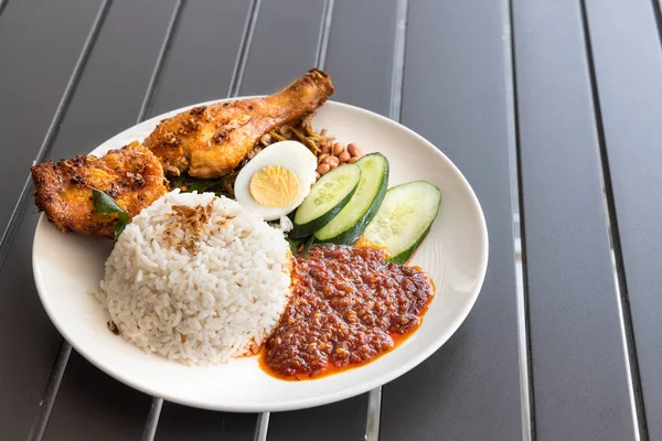 Наі Лемак з смаженою куркою і самбаль, Малайзія популярні страви — стокове фото