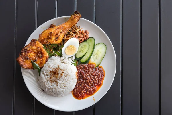 Kızarmış tavuk ve sambal ile Nasi lemak, Malezya popüler gıda — Stok fotoğraf