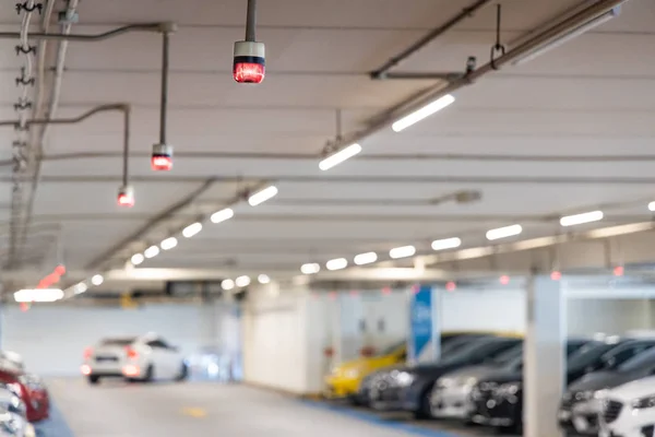Розумна система відстеження паркування автомобілів з сигналами про наявність вільних місць — стокове фото