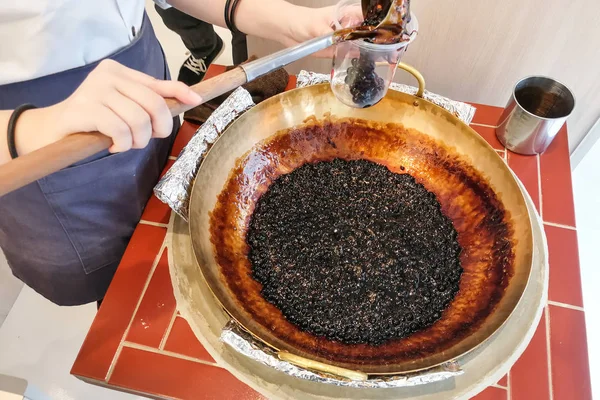 Pracovník připravuje tapiokové Perlové koule na bublinový čaj — Stock fotografie