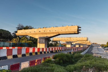 Malezya 'da sabah güneş ışınları ile karayolu köprü altyapısının yapımı devam ediyor