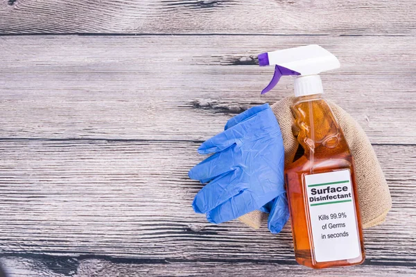 Semprotan Disinfektan Permukaan Dengan Sarung Tangan Dan Kain Alat Alat — Stok Foto