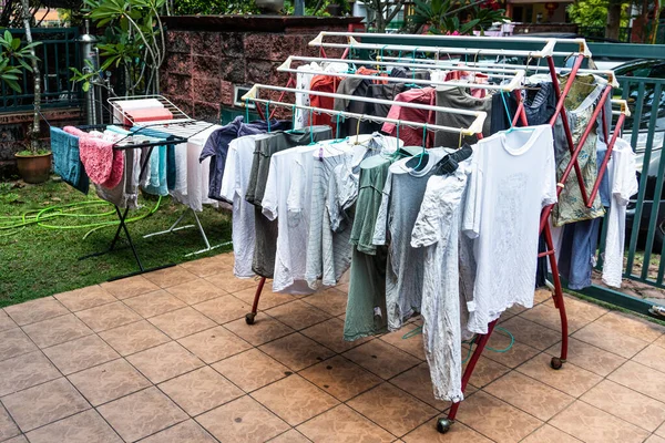 马来西亚洗净后 在炎热的阳光下在家庭院落晒干的洗衣织物 — 图库照片