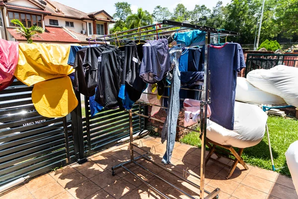 马来西亚洗净后 在炎热的阳光下在家庭院落晒干的洗衣织物 — 图库照片