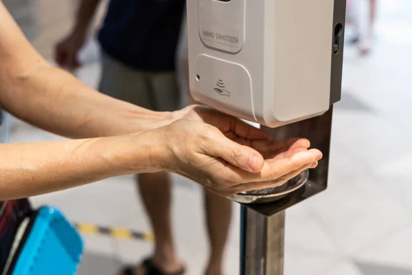 Pessoa Mãos Higienizantes Com Gel Líquido Máquina Higienização Shopping — Fotografia de Stock