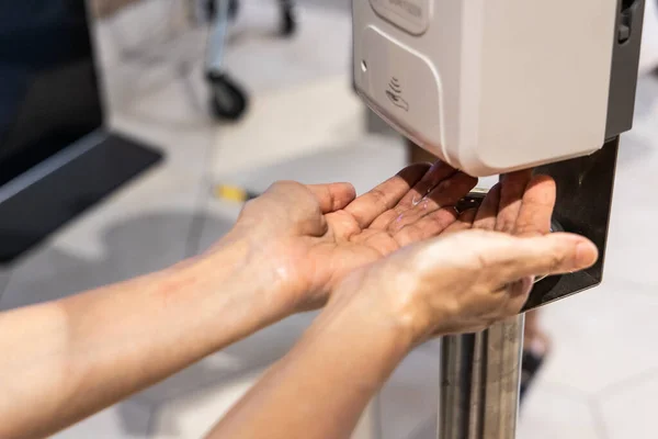 Persona Desinfectando Las Manos Con Gel Líquido Máquina Desinfectante Centro — Foto de Stock