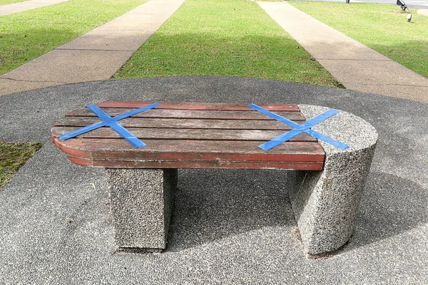 코로나 바이러스의 확산을 억제하기 공원에서 사회적 교류를 강요하는 금지되어 좌석에 — 스톡 사진
