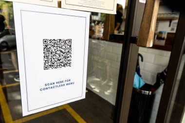 Restoran kapısında yeni normalle birlikte QR kodu kontaksız menü sergileniyor. (Sahte QR Kodu ve geçerli değil)