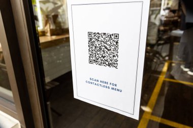 Restoran kapısında yeni normalle birlikte QR kodu kontaksız menü sergileniyor. (Sahte QR Kodu ve geçerli değil)
