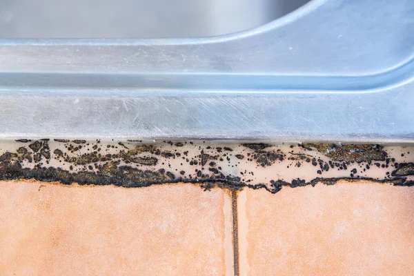 Silikonovém Těsnění Kuchyňského Dřezu Vyvinula Plíseň Špinavé Nehygienické — Stock fotografie