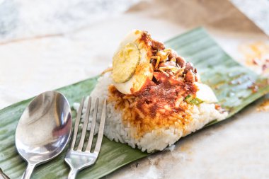 Muz yaprağıyla sarılmış hakiki nasi lemak bungkus.