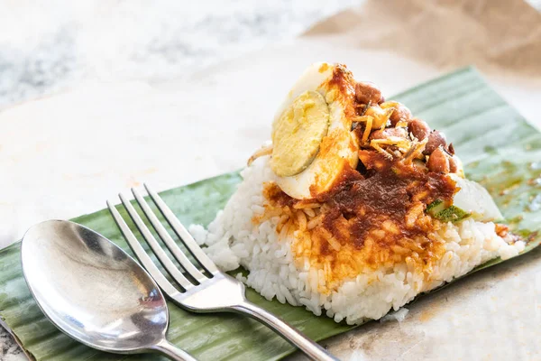 Muz yaprağıyla sarılmış hakiki nasi lemak bungkus.