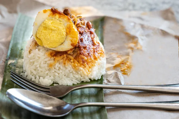 Hidangan Sederhana Nasi Lemak Bungkus Otentik Dibungkus Dengan Daun Pisang — Stok Foto