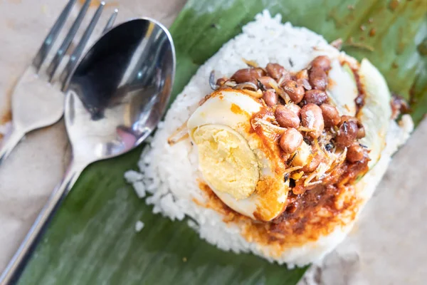 Muz yaprağıyla sarılmış hakiki nasi lemak bungkus.