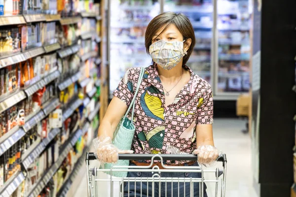 Asiatin Mit Gesichtsmaske Und Handschuhen Shoppt Mit Einkaufswagen Supermarkt Neuer — Stockfoto