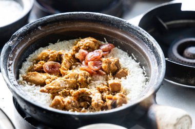 Lezzetli kil tavuklu pilav restoranda hazırlanıyor. Malezya 'da popüler yiyecekler