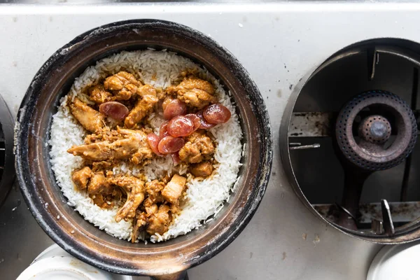 Вкусный Глиняный Горшок Куриного Риса Готовится Ресторане Популярная Еда Малайзии — стоковое фото