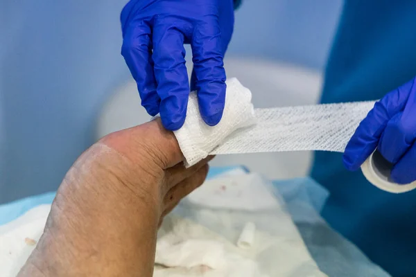 Asistent Medical Degetul Picioare Care Alăptează Gauz Bandaj După Intervenția — Fotografie, imagine de stoc
