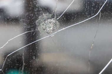 Bir otomobilin ön camı kırılmış.