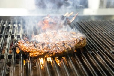 Biftek restoranda ızgarada kızartılıyor.