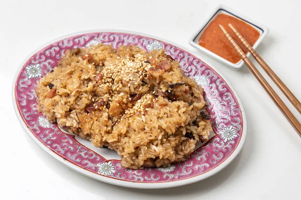 Servindo Arroz Glutinoso Tradicional Chinês Com Carne Porco Salsicha Cogumelo — Fotografia de Stock