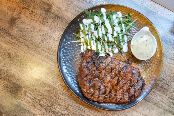 맛있고 고기인 쇠고기 스테이크를 위에서 완벽하게 접시에 요리를 — 스톡 사진