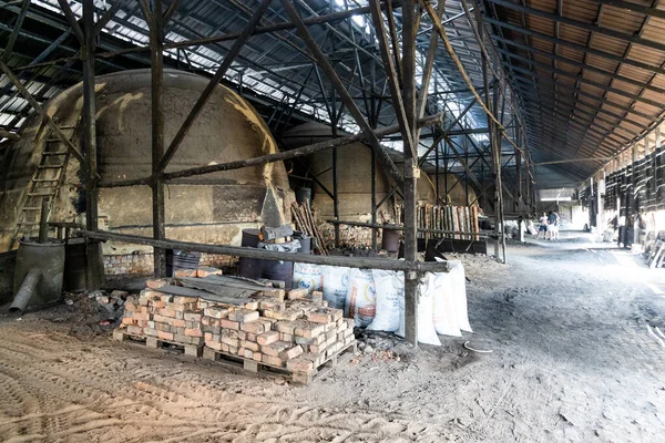 KUALA SEPETANG, MALAYSIA, 31 Ağustos 2020: Kömür kömürlerine mangrov kütükleri pişiren büyük derili geleneksel kömür fabrikası