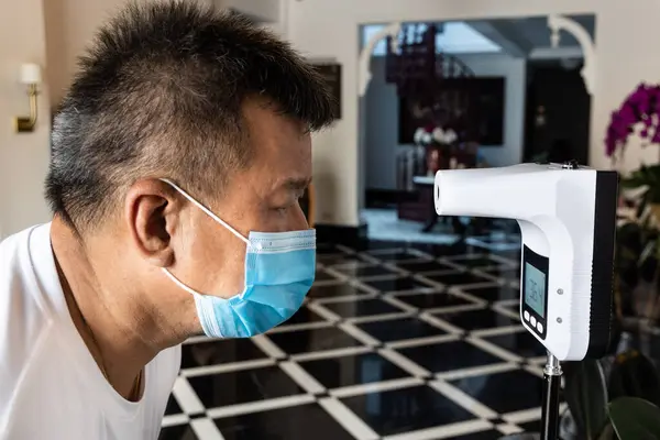 Asian Man Checking Forehead Temperature Using Infrared Thermometer Enter Establishment — Stock Photo, Image